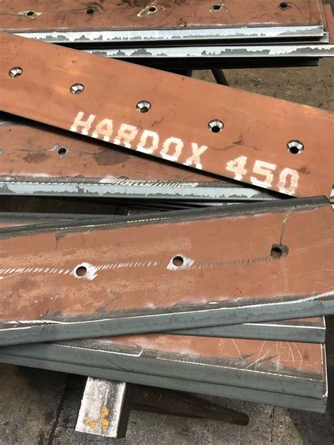 Vue détaillée des lames d'usure en HARDOX