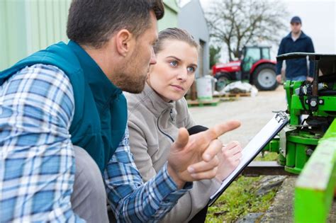 Expert agricole conseillant sur l'entretien des équipements