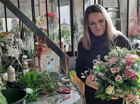 Atelier de fleuriste préparant des bouquets