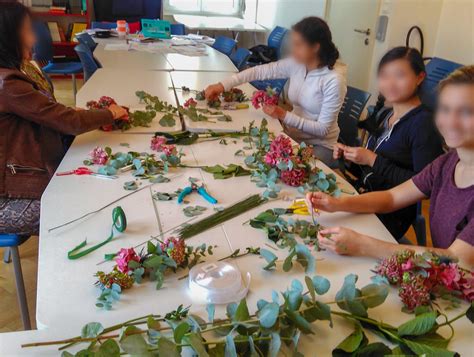Atelier floral interactif avec participants