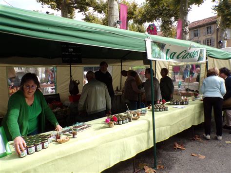 Photo d'une fête de la figue animée avec des stands de produits locaux