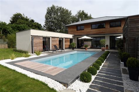 Pool house avec murs végétaux artificiels autour de la piscine