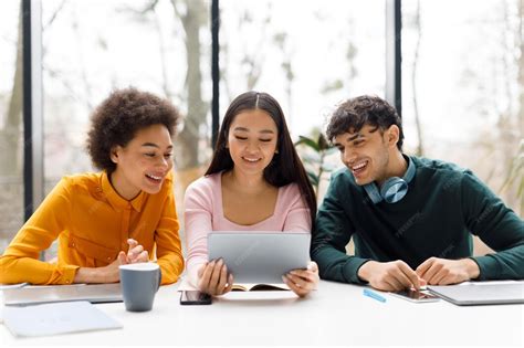 Étudiants universitaires discutant de projets en groupe