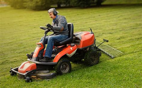Tracteur tondeuse avec scarificateur traîné