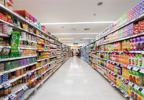 Rayon frais d'un supermarché avec différents produits laitiers