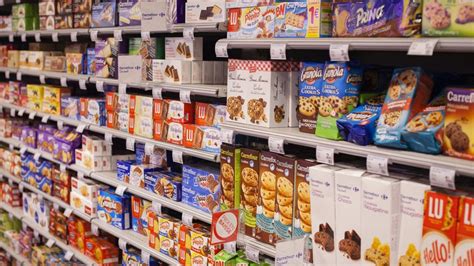 Étagères d'un supermarché remplies de biscuits et de confiseries