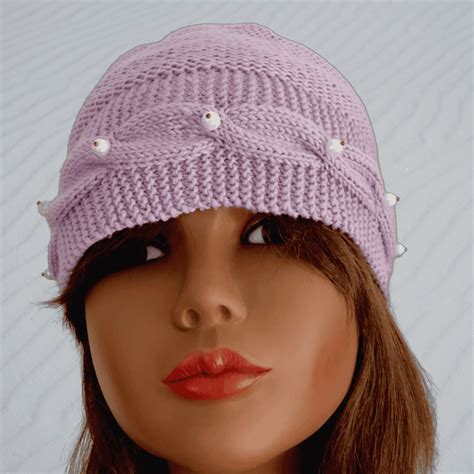Bonnet tricoté avec bordure torsadée