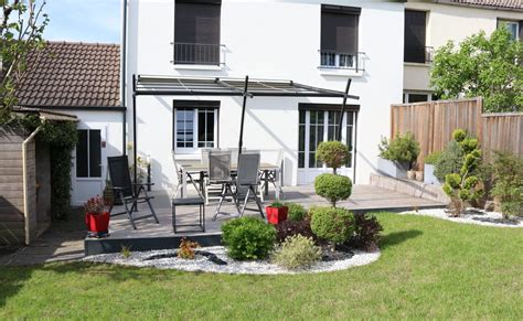 Terrasse aménagée avec des hortensias colorés