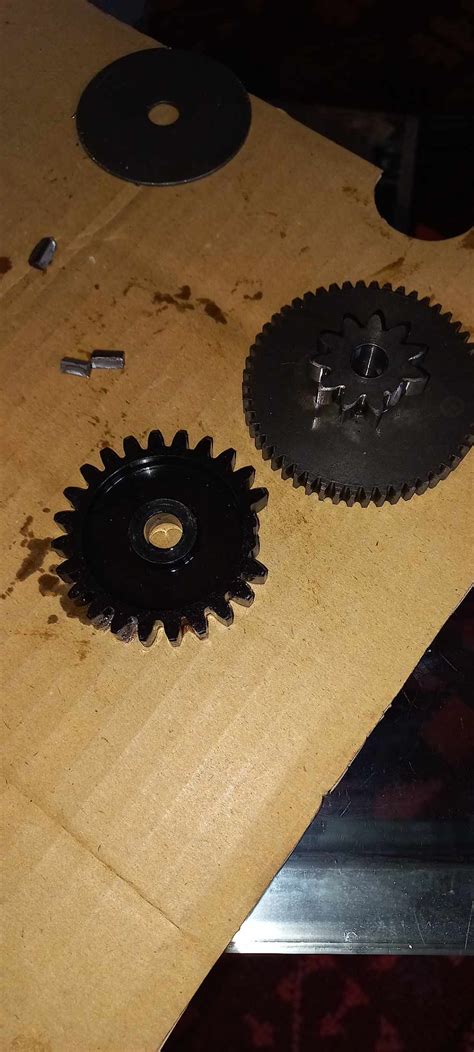 Détail des pignons d'entraînement sur une roue de tondeuse