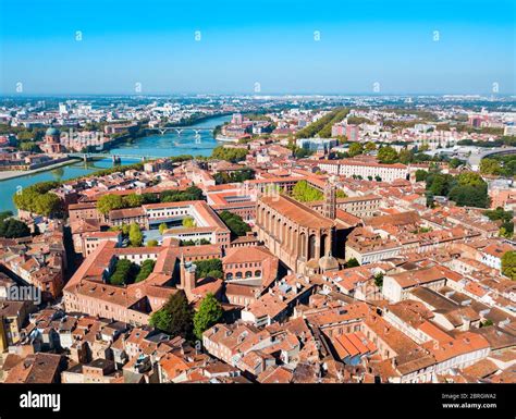 Vue aérienne de Toulouse avec la Garonne et les quartiers résidentiels