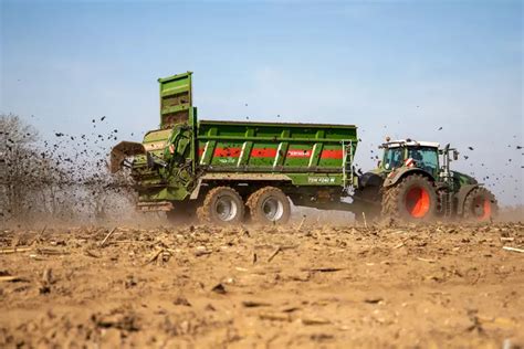 Tracteur avec épandeur à fumier