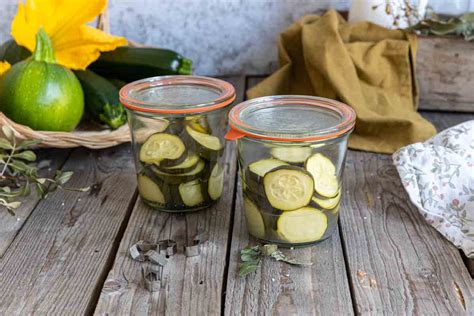 Bocaux de courgettes à l'italienne avec des herbes et de l'huile d'olive