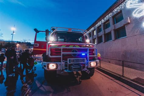Sapeurs-pompiers luttant contre un incendie dans un centre-ville