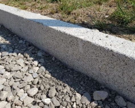 Exemples de bordures en granit dans des aménagements urbains et paysagers