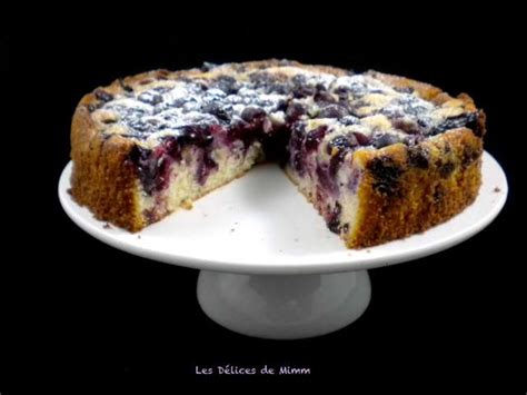 Gâteau aux myrtilles décoré de quelques myrtilles fraîches