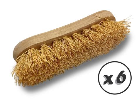 Gros plan sur une brosse en chiendent utilisée pour le jardinage