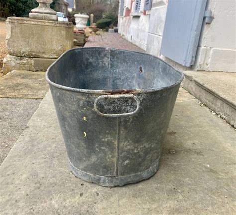 Patine du zinc sur une jardinière