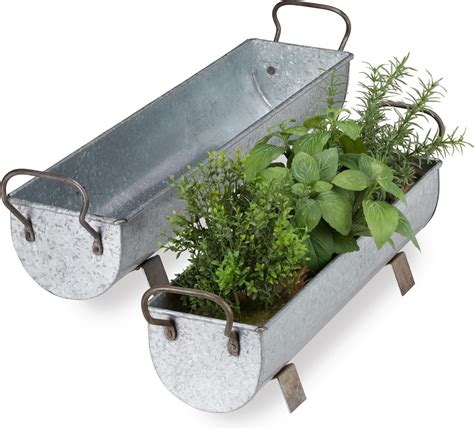 Jardinière en zinc vintage sur un balcon