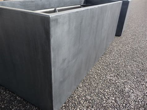 Détail de la patine d'une jardinière en zinc