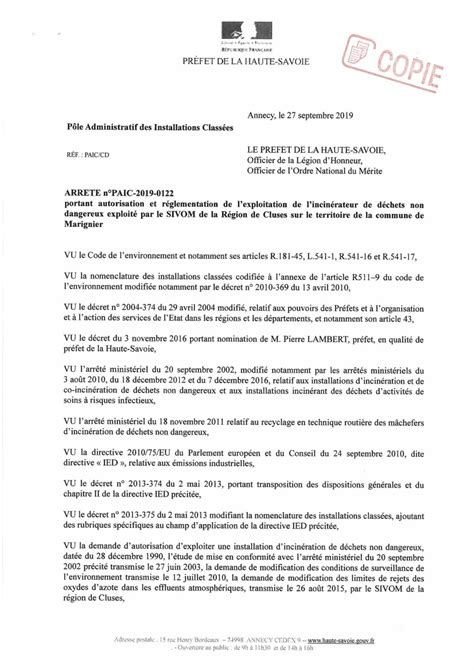 Personne consultant un arrêté préfectoral sur une tablette