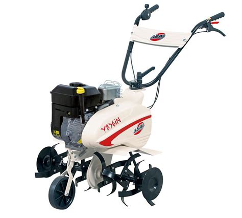 Motobineuse Yvan Beal en action dans un potager