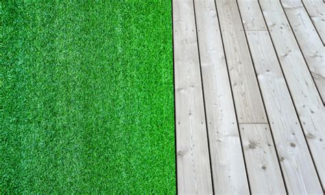 Terrasse combinant bois et gazon synthétique
