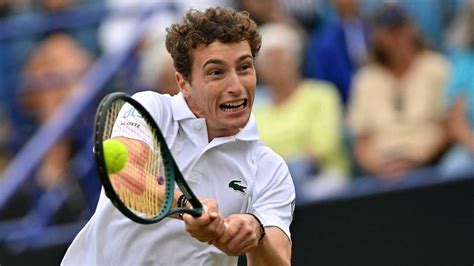 Joueur de tennis Ugo Humbert sur gazon