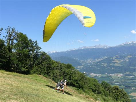 Panorama de Saint Hilaire du Touvet avec parapentes