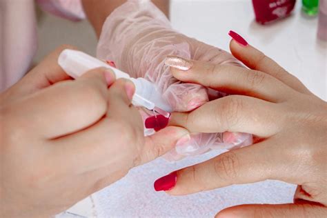 Technicienne appliquant du vernis semi-permanent
