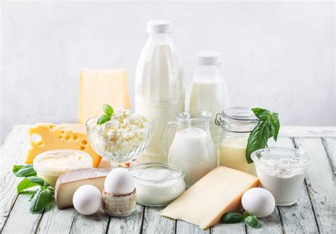 Plateau de produits laitiers frais (yaourts, crème, beurre)