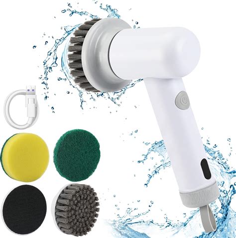Nettoyage d'un porte-filtre DeLonghi avec une brosse et de l'eau chaude