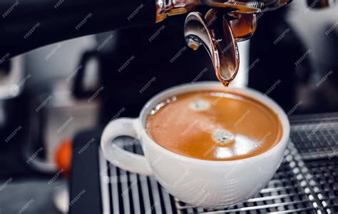 Gros plan sur une extraction de café crémeuse sortant d'une buse parfaitement propre