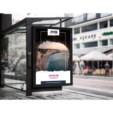 Abribus publicitaire rétroéclairé en milieu urbain
