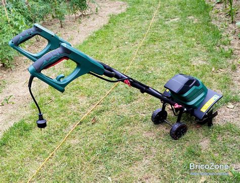 Motobineuse électrique Parkside en action dans un jardin