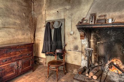 Intérieur d'une maison de campagne avec cheminée