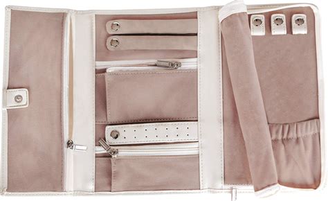 pochette à bijoux de voyage ouverte avec des bijoux