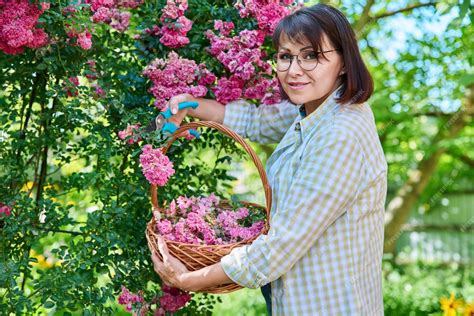 Femme mature souriante regardant le jardinier