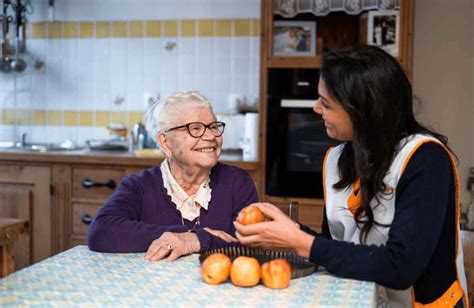 personne âgée assistée à domicile pour les tâches quotidiennes