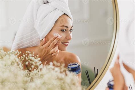Personne appliquant un produit sur le buste
