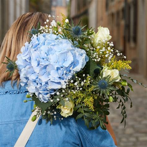 Composition d'hortensias bleus avec des éléments d'automne