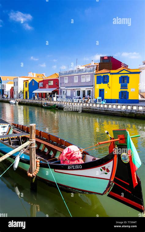 Moliceiros colorés naviguant sur la Ria d'Aveiro