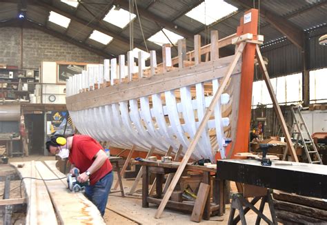 Chantier naval traditionnel d'Aveiro avec un moliceiro en construction
