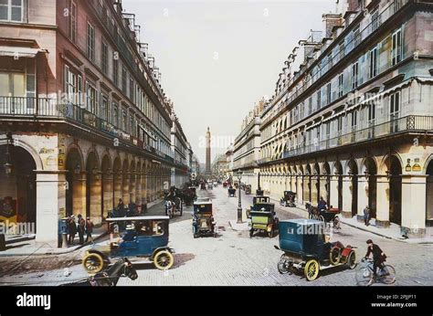 Plan d'une rue commerçante du début du XXe siècle avec des plaques publicitaires