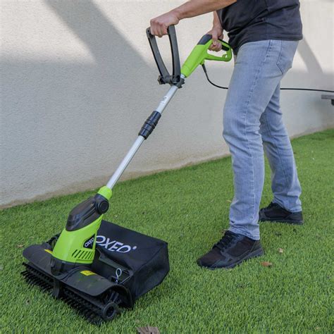 Brosse électrique pour gazon synthétique en action