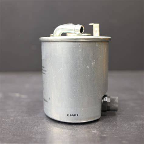 Illustration montrant l'emplacement du filtre à carburant dans le réservoir d'une débroussailleuse