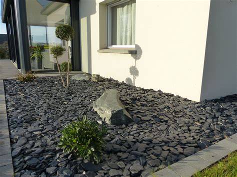 Paillage d'ardoise dans un jardin