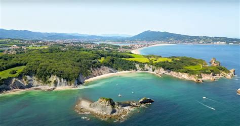 Vue aérienne d'Hendaye avec l'océan Atlantique et les Pyrénées en arrière-plan