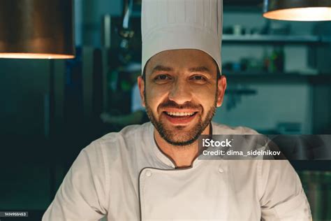 Portrait de Jérémy Hortensia souriant en cuisine