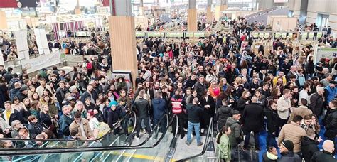Foule au salon de l'emploi