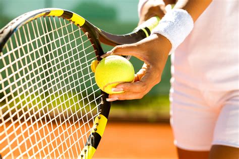 Personne utilisant une balle de tennis fendue pour renforcer la prise